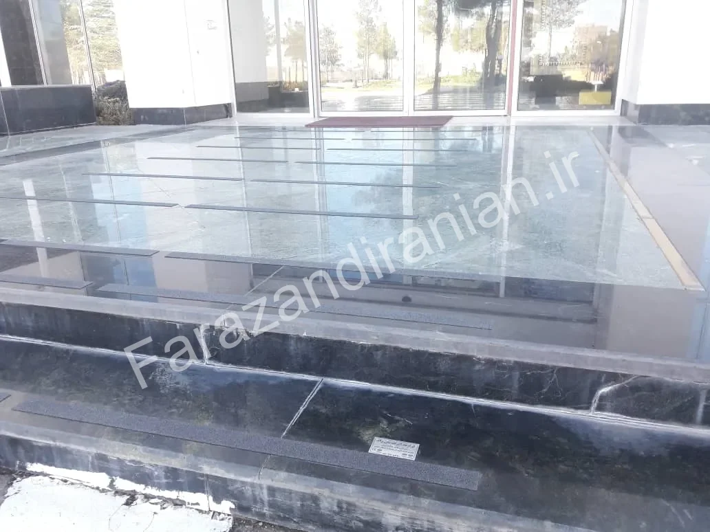 تصویر ۲ از اجرای نوار ضد لغزش در استانداری خراسان جنوبی
