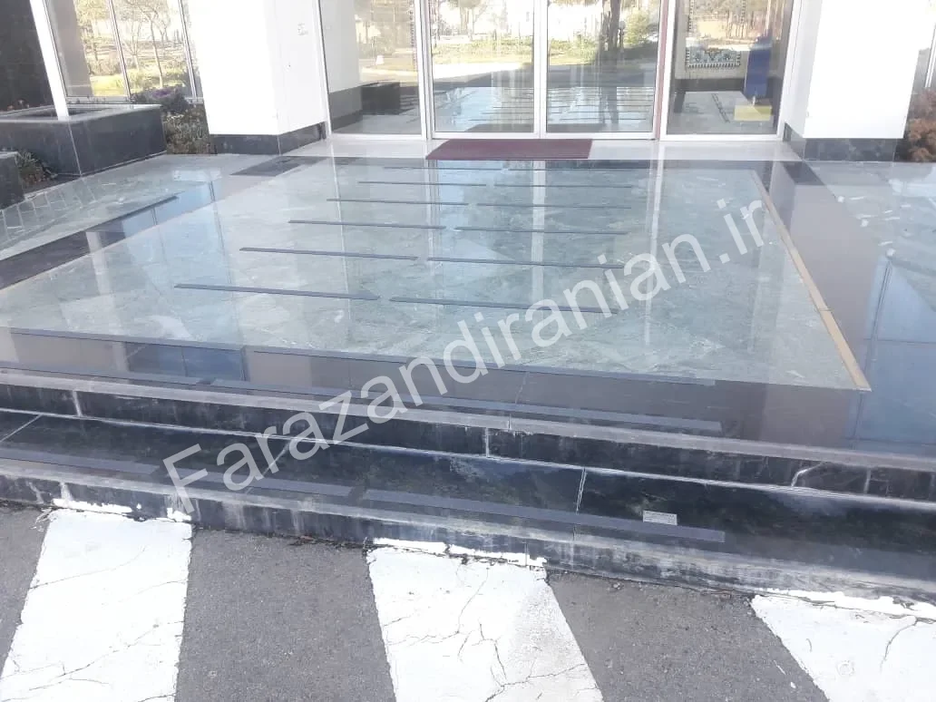 تصویر ۳ از اجرای نوار ضد لغزش در استانداری خراسان جنوبی