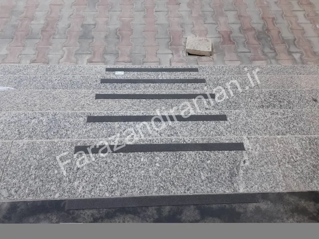 تصویر ۶ از اجرای نوار ضد لغزش در استانداری خراسان جنوبی