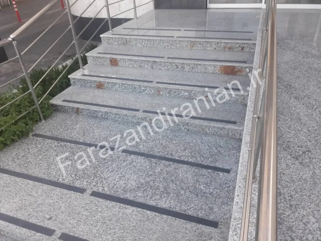 تصویر ۸ از اجرای نوار ضد لغزش در استانداری خراسان جنوبی