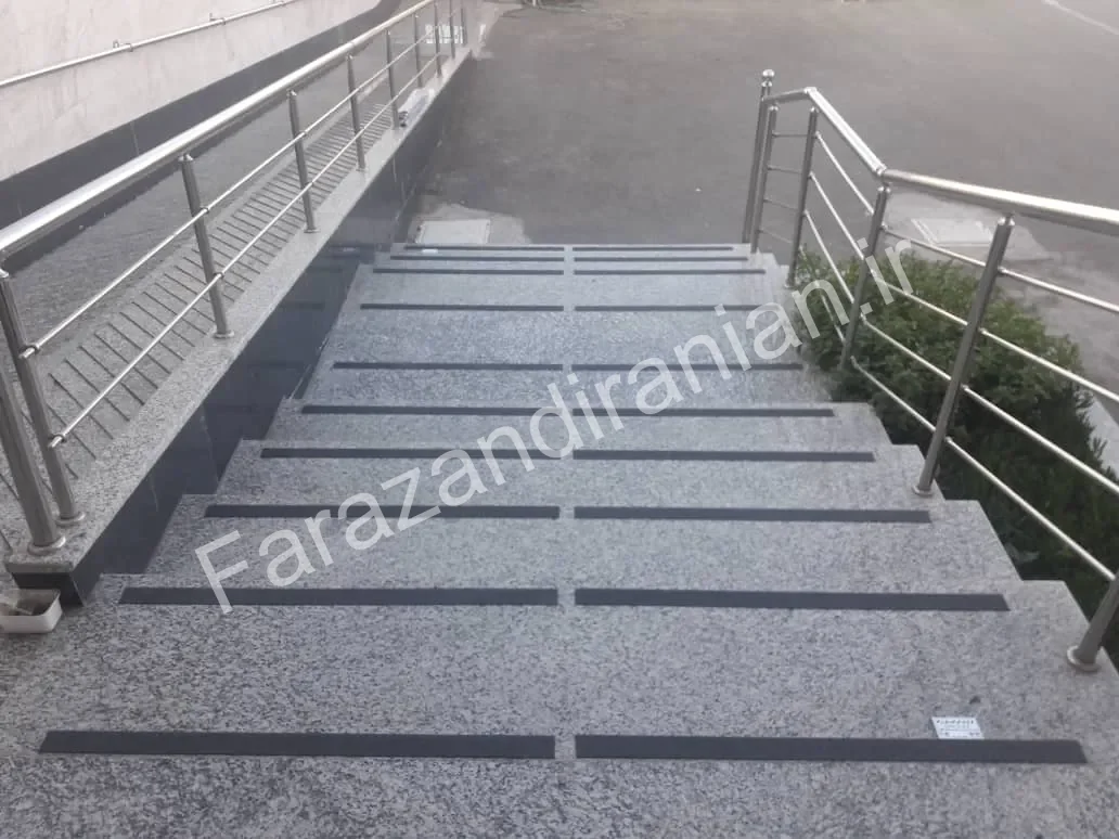 تصویر ۹ از اجرای نوار ضد لغزش در استانداری خراسان جنوبی